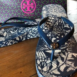 New in Box Tory Burch Blue Wedge flip flops, sz 8